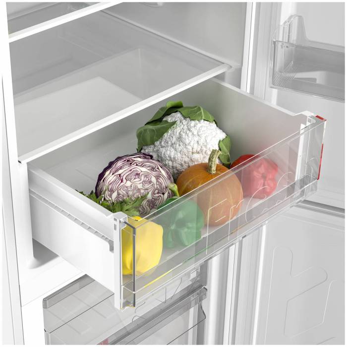 Нулевой зазор при открытии дверцы и мобильность полок обеспечивают комфорт при использовании Candy CCRN6200WD.