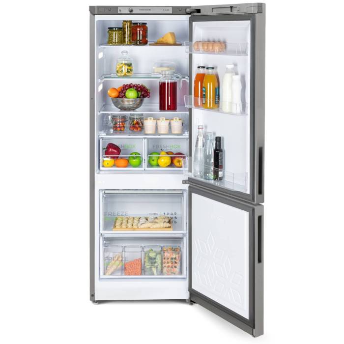 Бирюса М6134 — холодильная камера с 4 полками из стекла и пластика, 2 ящиками, автоматическое оттаивание, температура хранения 0–8 °C.