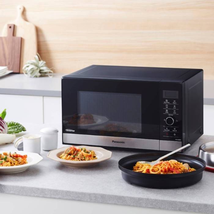 Печь Panasonic NN-GD38HSZPE — внутреннее пространство 315×353×178 мм, внешний размер 488×395×279 мм, вес 10 кг. Заказать по Бишкеку