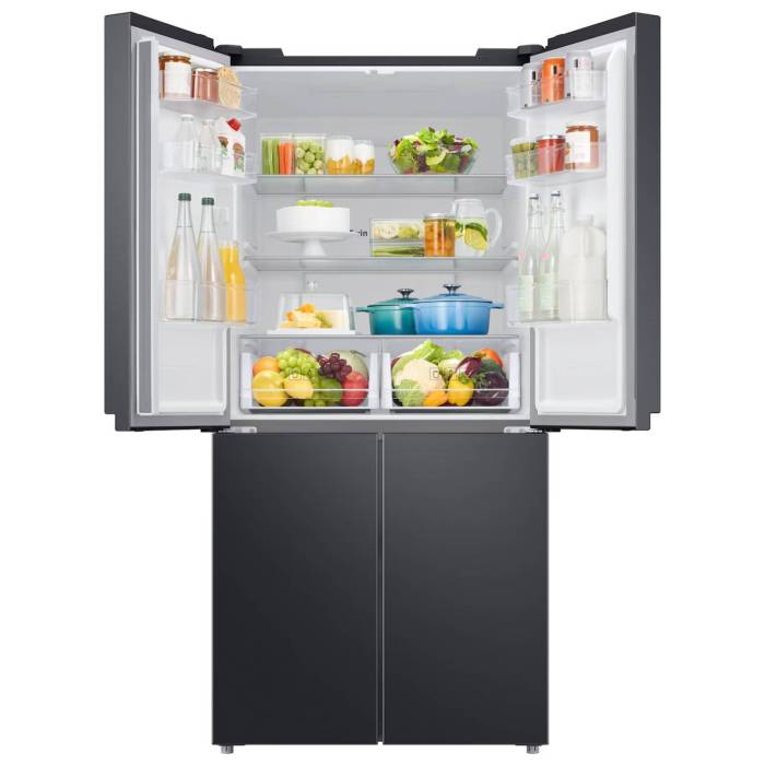 Samsung RF48A4000B4 — холодильный отсек оснащён 3 стеклянными полками, 6 дверными карманами и двумя овощными контейнерами