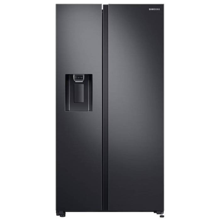 Samsung RS64R5331B4 — стильный матовый чёрный цвет, утопленные ручки и внутренний голубоватый дисплей создают современный премиальный вид