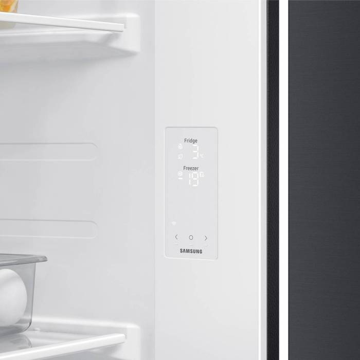 Samsung RS70F65Q1FWT — LED-подсветка ярко и равномерно освещает весь холодильный отсек