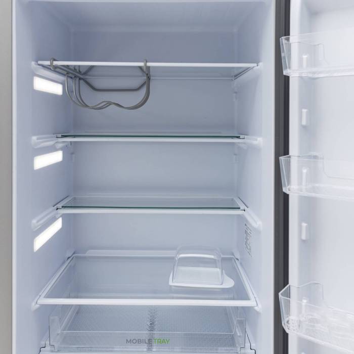 Бирюса M6149 — комплект поставки: подставка для яиц, масленка, выдвижной лоток, складные полки, полка для бутылок.