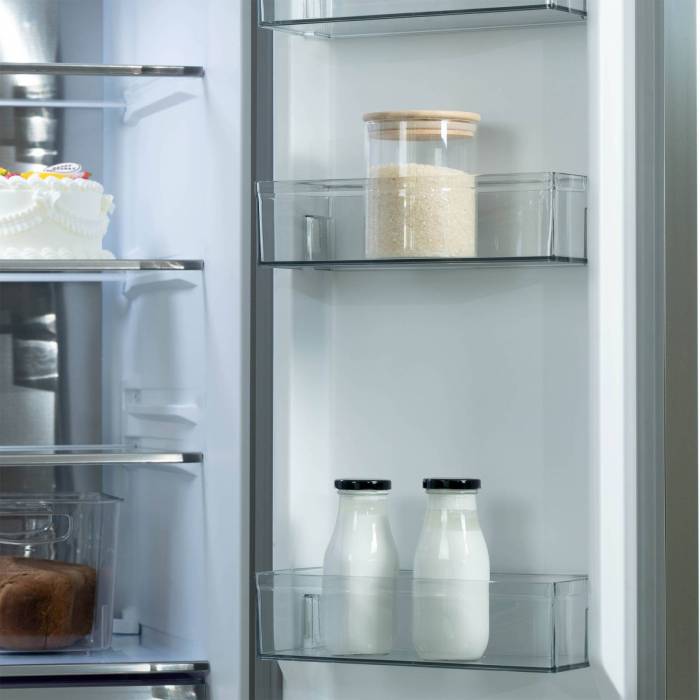 Бирюса CD 496 TWG — 4 полки из закаленного стекла, 6 дверных корзин и LED-подсветка для удобного хранения.