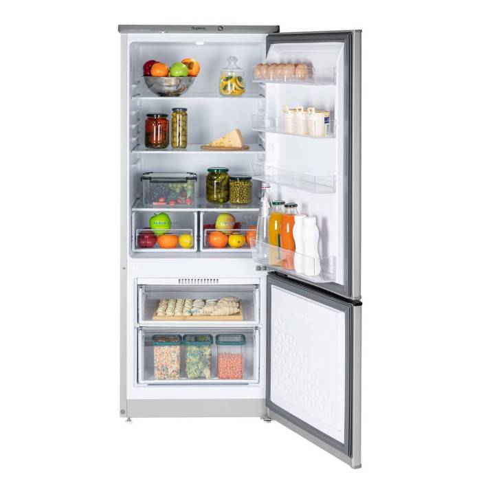 Бирюса М551 — холодильная камера с капельной системой размораживания, 3 полки из стекла/пластика, 2 ящика, температура хранения 0–8 °C.