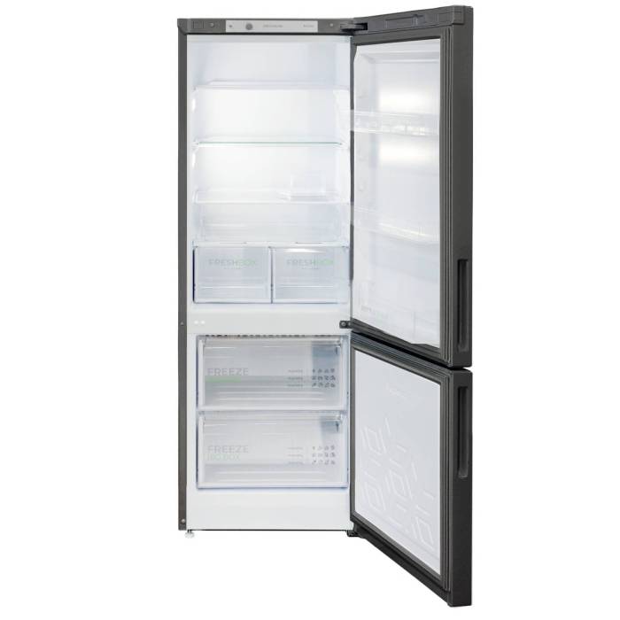 Бирюса W6134 — холодильная камера с 4 полками из стекла и пластика, 2 ящиками, автоматическое оттаивание, температура хранения 0–8 °C.