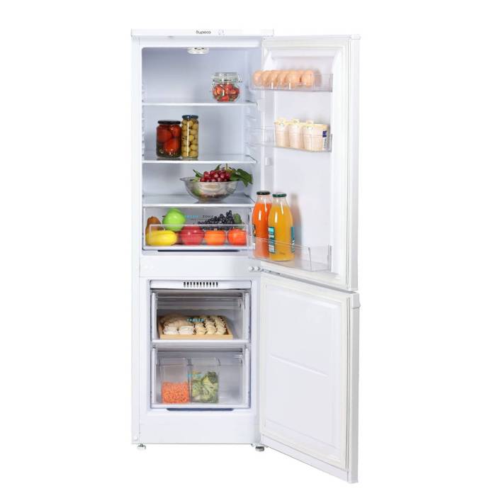 Бирюса 418 — холодильная камера с 3 полками из стекла и пластика, 1 ящик, автоматическое оттаивание, температура хранения 0–8 °C.