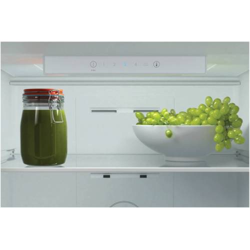 Candy CCRN6200S — интегрированные ручки и перенавешиваемые двери для максимального удобства и комфорта.