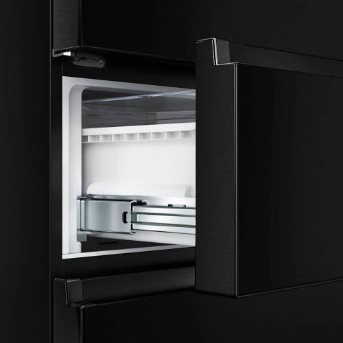 Gorenje NRM7201SBXL4 — 4 стеклянные полки и 2 контейнера для овощей. Удобно распределяет продукты.