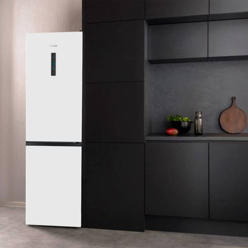 Hisense RB390N4BWE — три прозрачных ящика в морозильной камере, заморозка до 9 кг/сутки и до 16 часов сохранения холода