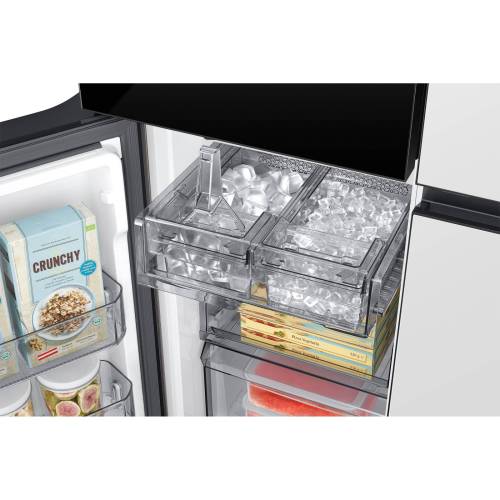 Samsung RF65DB970012WT — левый модуль оснащён двойным автоматическим льдогенератором, правый поддерживает функцию FlexZone (режим холодильника или морозильника)