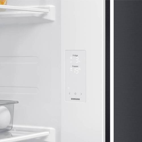 Samsung RS70F65Q1FWT — LED-подсветка ярко и равномерно освещает весь холодильный отсек