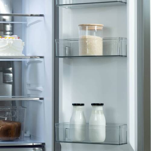 Бирюса CD 496 TWG — 4 полки из закаленного стекла, 6 дверных корзин и LED-подсветка для удобного хранения.